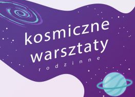 Na grafice widoczne są planety i gwiazdy. Po środku grafiki napis "kosmiczne warsztaty rodzinne"