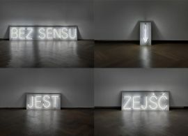 Cztery fotografie. Ułożone w dwóch rzędach po dwie. Każda z nich przedstawia neon stojący na drewnianej podłodze i oparty o białą ścianę. Neony świecą jasnym światłem. Przedstawiają napisy wielkimi literami i symbole umieszczone na jasnych prostokątach.