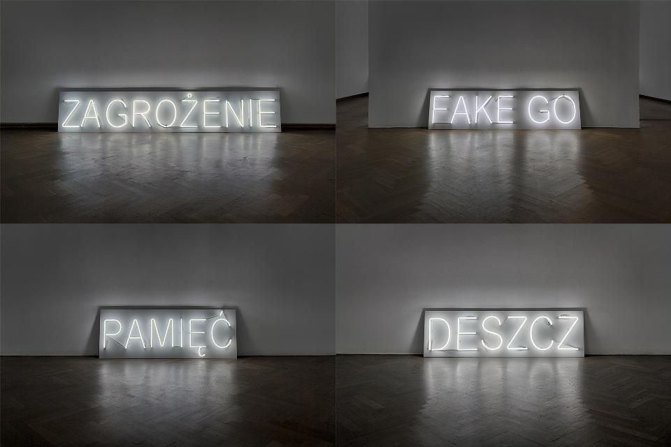 Cztery fotografie. Ułożone w dwóch rzędach po dwie. Każda z nich przedstawia neon stojący na drewnianej podłodze i oparty o białą ścianę. Neony świecą zimnym jasnym światłem. Przedstawiają napisy wielkimi literami. Są umieszczone na jasnych prostokątach.