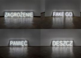 Cztery fotografie. Ułożone w dwóch rzędach po dwie. Każda z nich przedstawia neon stojący na drewnianej podłodze i oparty o białą ścianę. Neony świecą zimnym jasnym światłem. Przedstawiają napisy wielkimi literami. Są umieszczone na jasnych prostokątach.