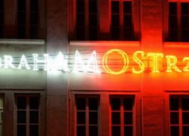 neon w postaci napisu na biało świeci się słowo Abraham a na czerwono słowo ostrzega