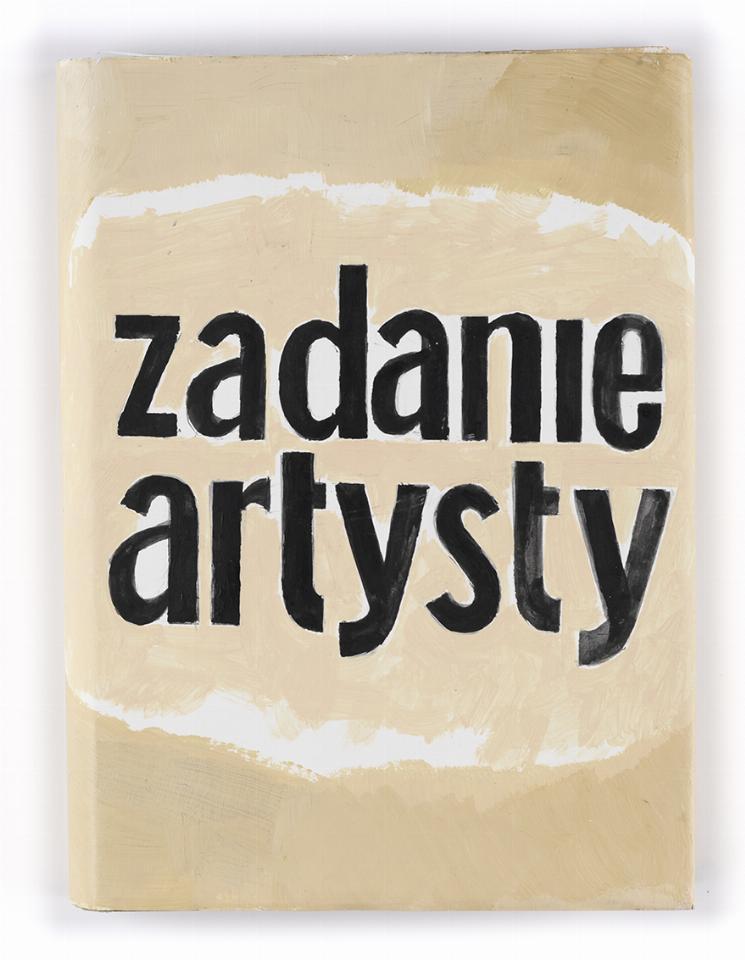Pomarańczowo-różowe tło z widocznymi pociągnięciami pędzla. W centrum plama o jasnych brzegach, a wewnątrz niej czarny tekst.