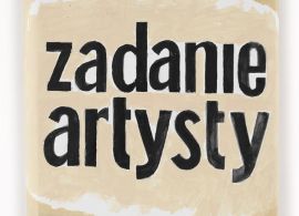 Pomarańczowo-różowe tło z widocznymi pociągnięciami pędzla. W centrum plama o jasnych brzegach, a wewnątrz niej czarny tekst.