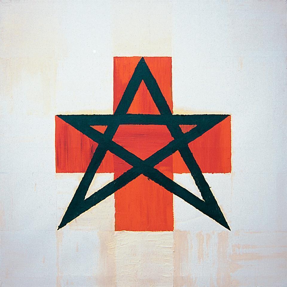 Czerwony krzyż grecki z nałożonym na niego czarnym wielokątem przypominającym zdeformowany pentagram. Trzy krótsze ramiona gwiazdy są wpisane w ramiona krzyża, dwa dłuższe sięgają narożników kwadratu, w którym można zamknąć cały krzyż. Tło jasne.