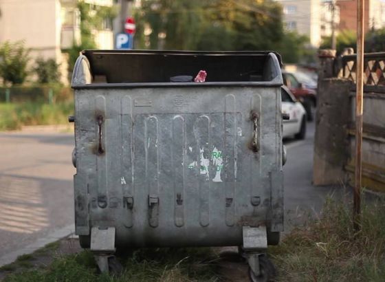 Otwarty kontener na śmiecie w przestrzeni blokowisk