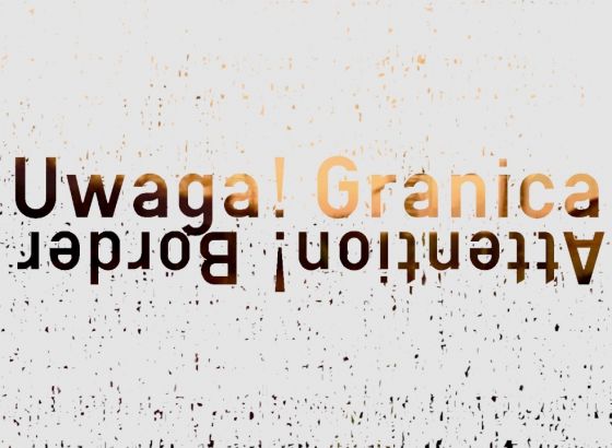 Zapowiedź wystawy. Na białym tle nakrapianym ciemnymi plamkami znajduję się napisy w języku polskim i zagranicznym.