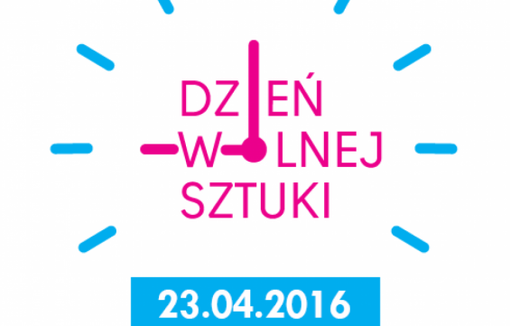 Na środku plakatu znajduje się różowy napis "DZIEŃ WOLNEJ SZTUKI". Wokół napisu znajdują się niebieskie kreski ułożone w okrąg, imitujące kształt zegara. Na dole plakatu znajduje się data wydarzenia. Tło jest koloru białego.