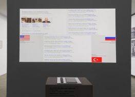 Widok ściany na której wyświetlany jest obraz z projektora. Świało przyciemnione.
