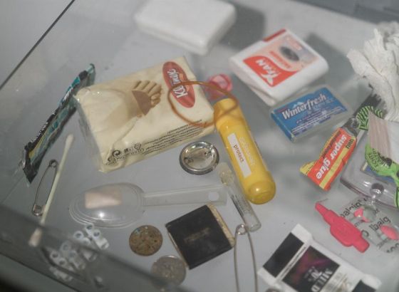 Widok przedmiotów w szkalnej gablocie.