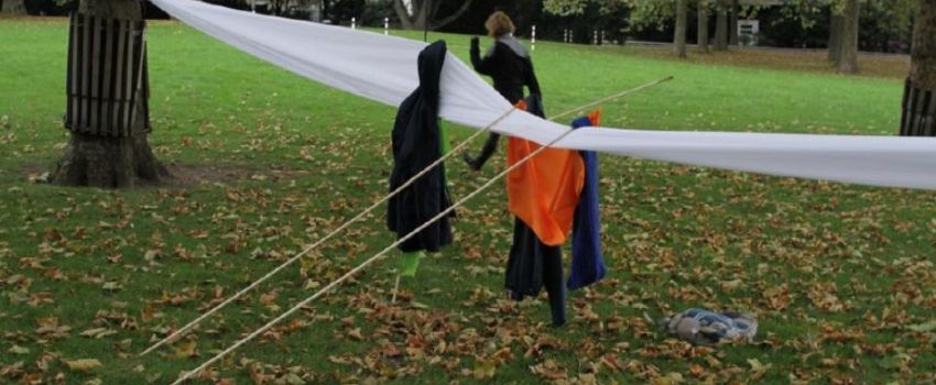 Zdjęcie parku w którym ustawiona została instalacja wystawowa.