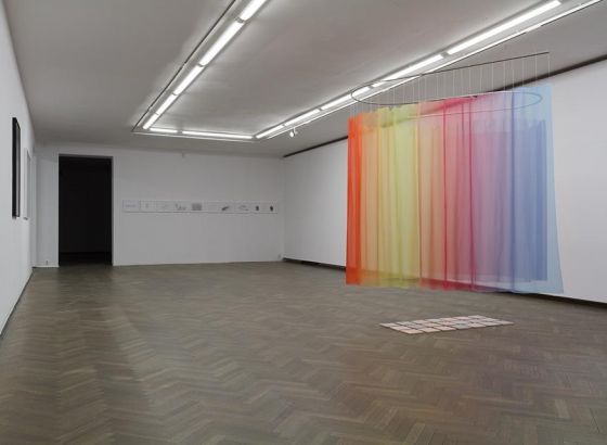 Obrazy i instalacje  powieszone w przestrzeni Galerii Arsenał, białe ściany
