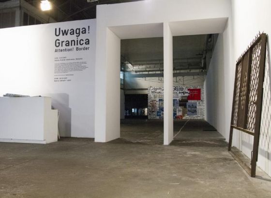 Przestrzeń hali Elektrowni Galerii Arsenał. Widoczne prace. Białe ściany.