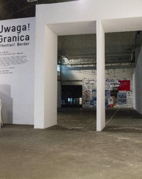 Widok ogólny wystawy w hali elektrowni Galerii Arsenał. Widoczne konstrukcja białych ścian.