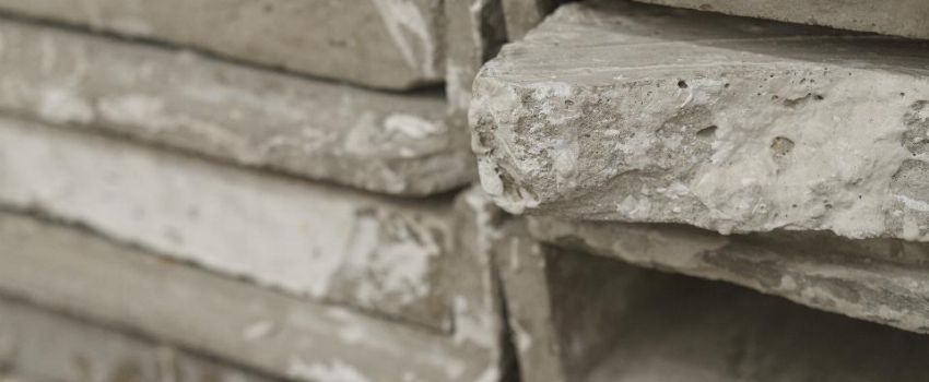 detal, betonowe bloki ułożone w kształt biblioteki