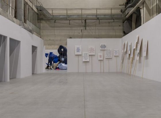 Widok instalacji umieszczonych w pomieszczeniach Galerii Arsenał elektrownia.