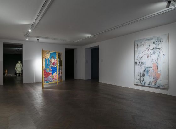 Obrazy oraz obiekty przestrzeni Galerii Arsenał, białe ściany, drewniana podłoga.